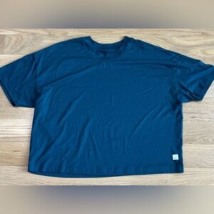 Vuori top crop top green excellent condition 
Medium